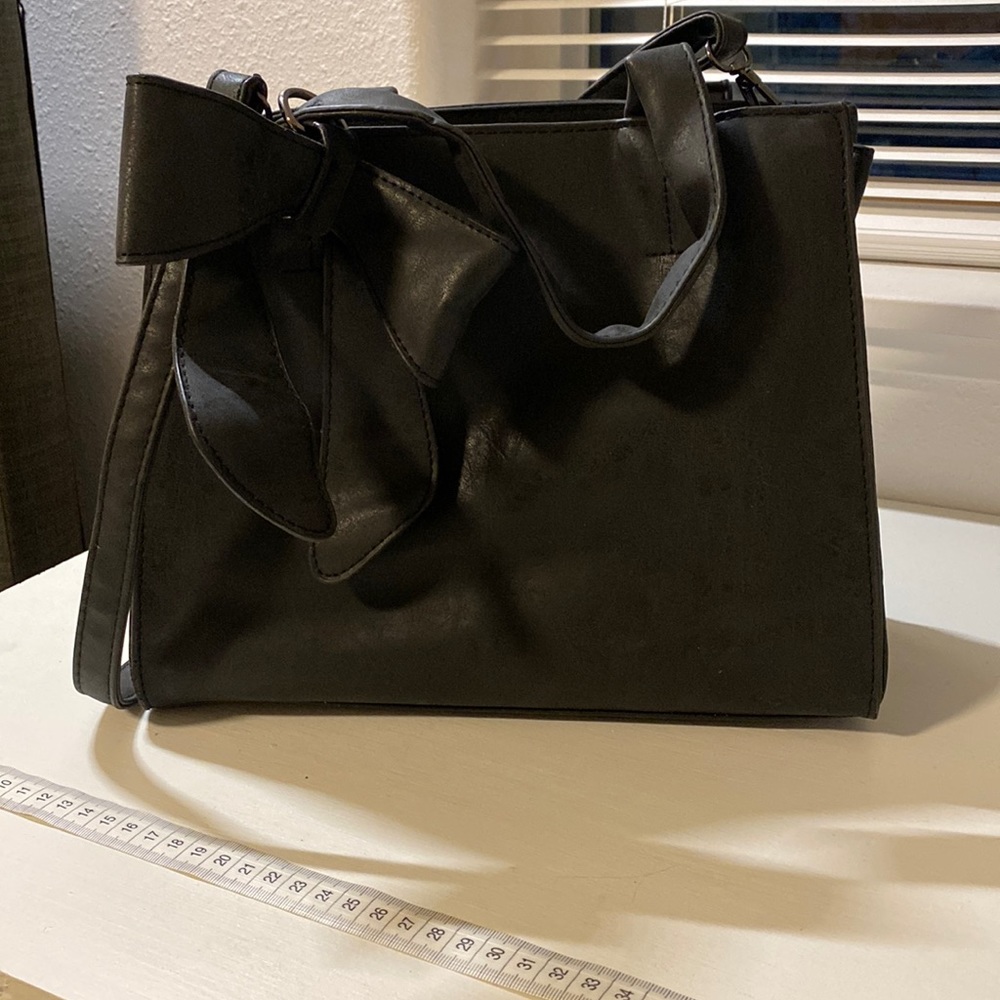 Black had back purse with bow